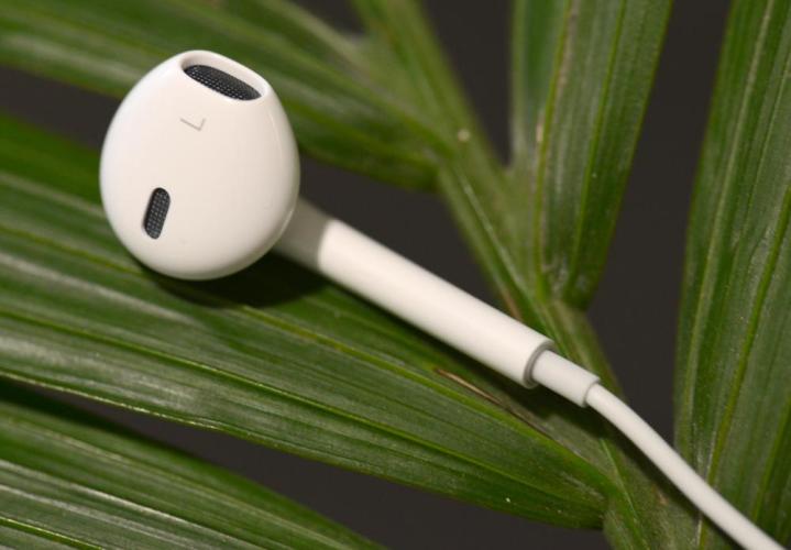Apple Earpods headphones left