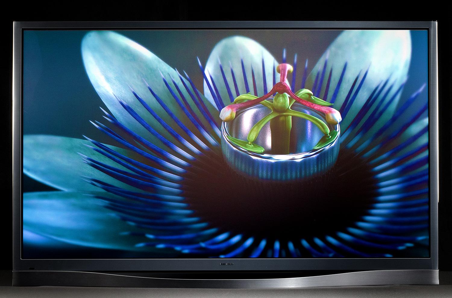 Um close-up do centro de uma flor em uma TV de plasma Samsung PN60F8500.  frente principal