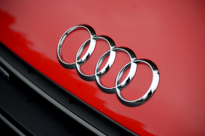 2014 Audi R8 V10 audio logo