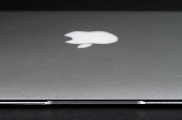 MacBook Air 2013 review lid closed closeup