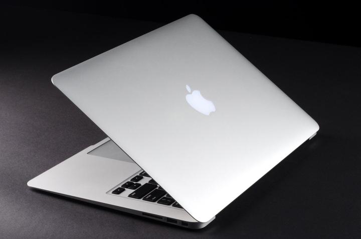 MacBook Air 2013 review lid open angle