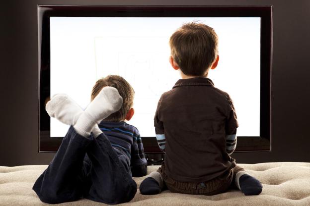 kids-watching-television