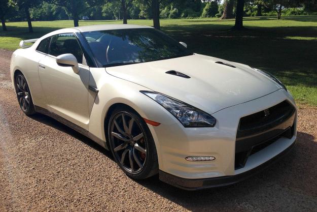2014 Nissan GT R front angle