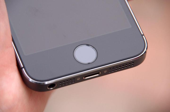 iPhone 5S hands on fingerprint scanner bottom