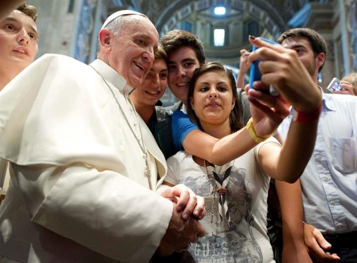 7 surprising selfies that prove celebrities are fun loving humans too pope selfie header