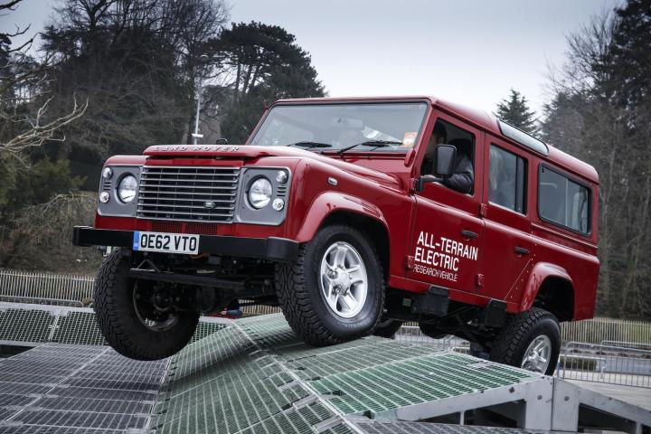 land rover defender to fight no more forever production ending in 2015 lr def electric 040313 20