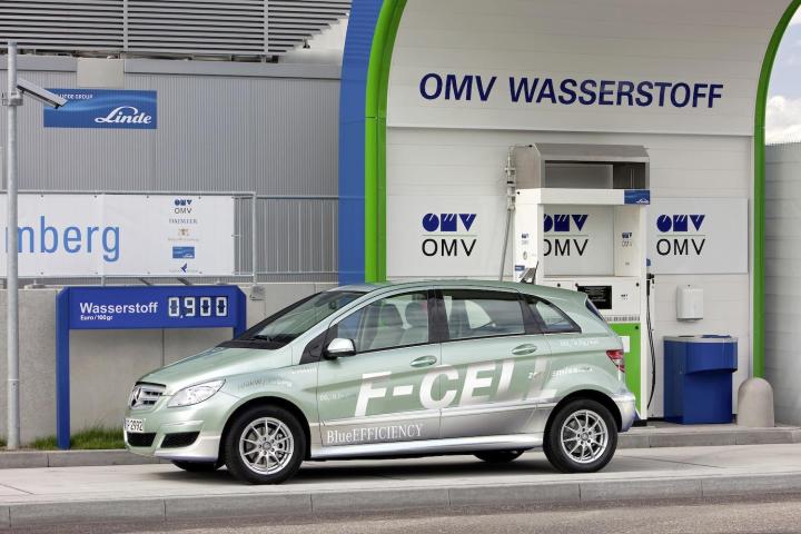 daimler goes big on h2 plans to bring 400 hydrogen filing stations german in the next decade mercedes f cell