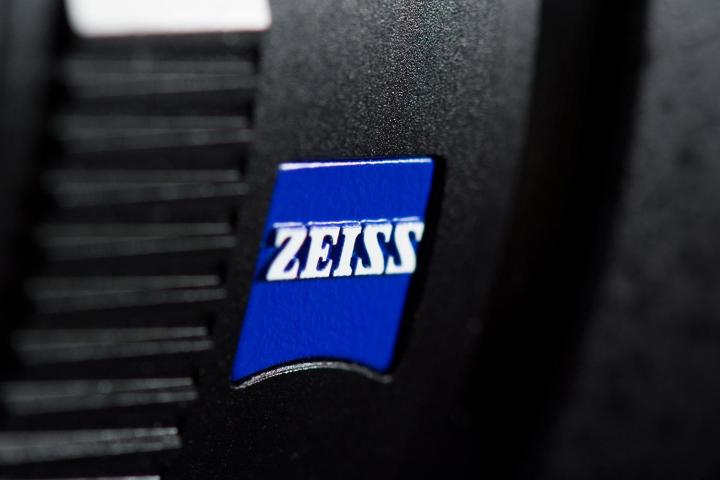 Sony DSC-RX10 review Zeiss