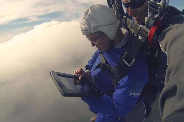 kiwi developer builds website during skydive skydiving web designer 1