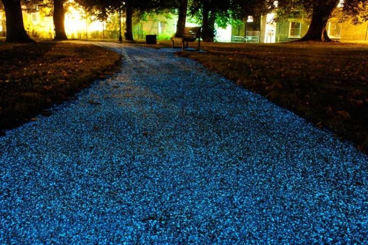 who needs streetlights when youve got glow in the dark streets starpath glowing pathway