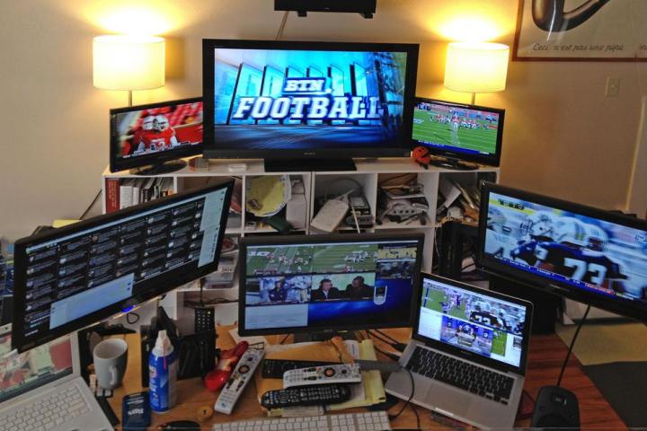 deadspin reveals the secret behind their super awesome sports gifs tim burke computer setup via gizmodo 2