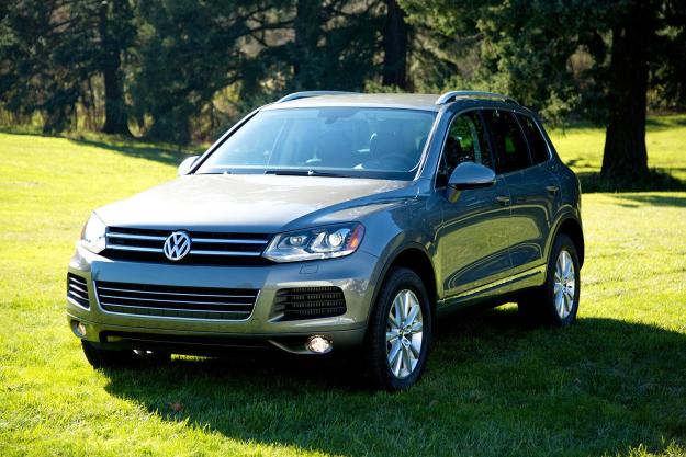 2014 Volkswagen Touareg TDI front right angle