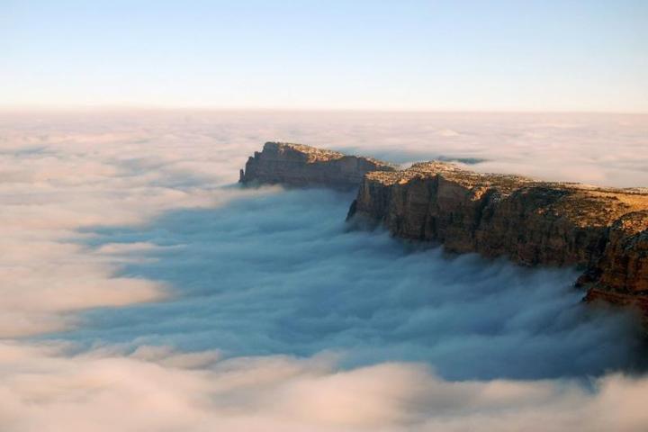 rare phenomenon fills grand canyon clouds captured photos erin huggins cloud inversion
