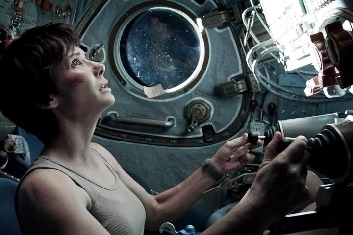 Sandra Bullock opera uma nave espacial em Gravidade.