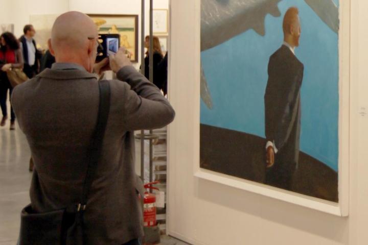 improve photographic memory study suggests putting camera taking photo in museum