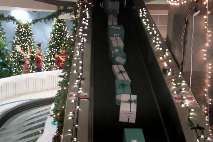 westjet uses digital santa kiosk surprise flyers gifts baggage claim holiday promotion