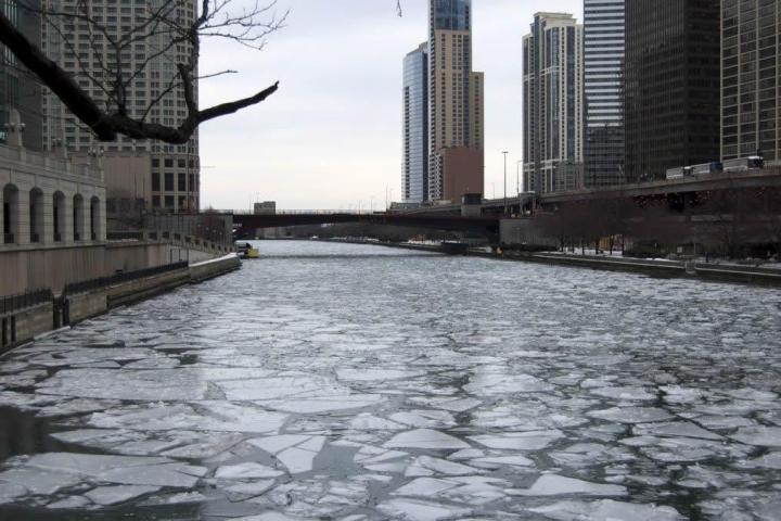 man dies falling freezing river trying grab smartphone chicago