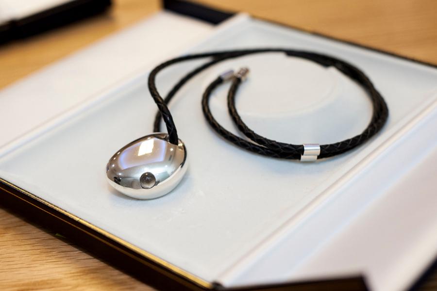 smart jewelry roundup csr bluetooth pendant
