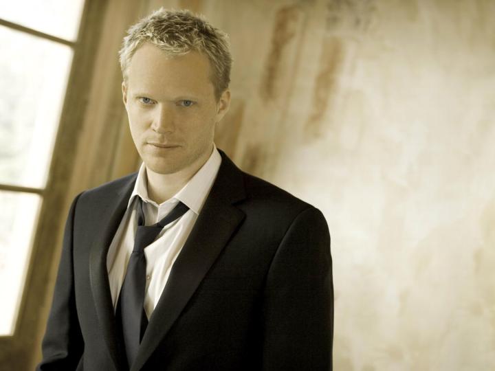 avengers age ultron adds familiar voice vision paul bettany