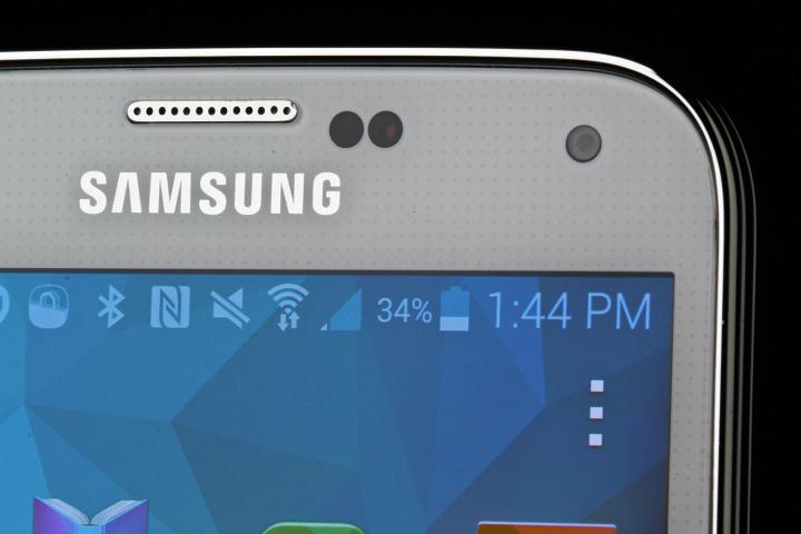 Samsung Galaxy S5 review macro front