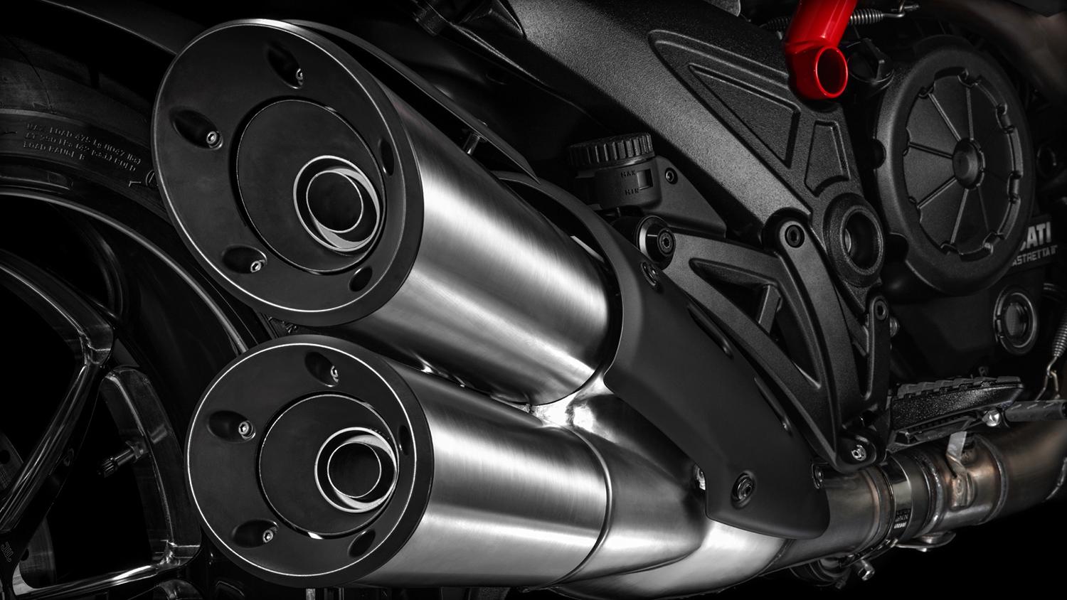 Ducati-Diavel-Carbon-exhaust-macro