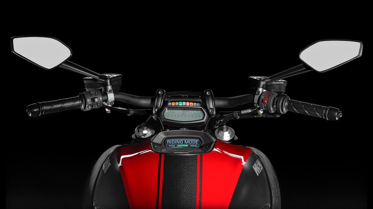 Ducati-Diavel-Carbon-red-instrument-panel