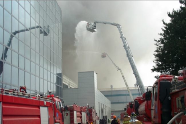 samsungs partner factory catches fire affect galaxy s5 production pcb