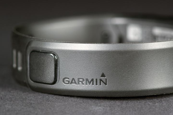 Garmin Vivo review rear band logo