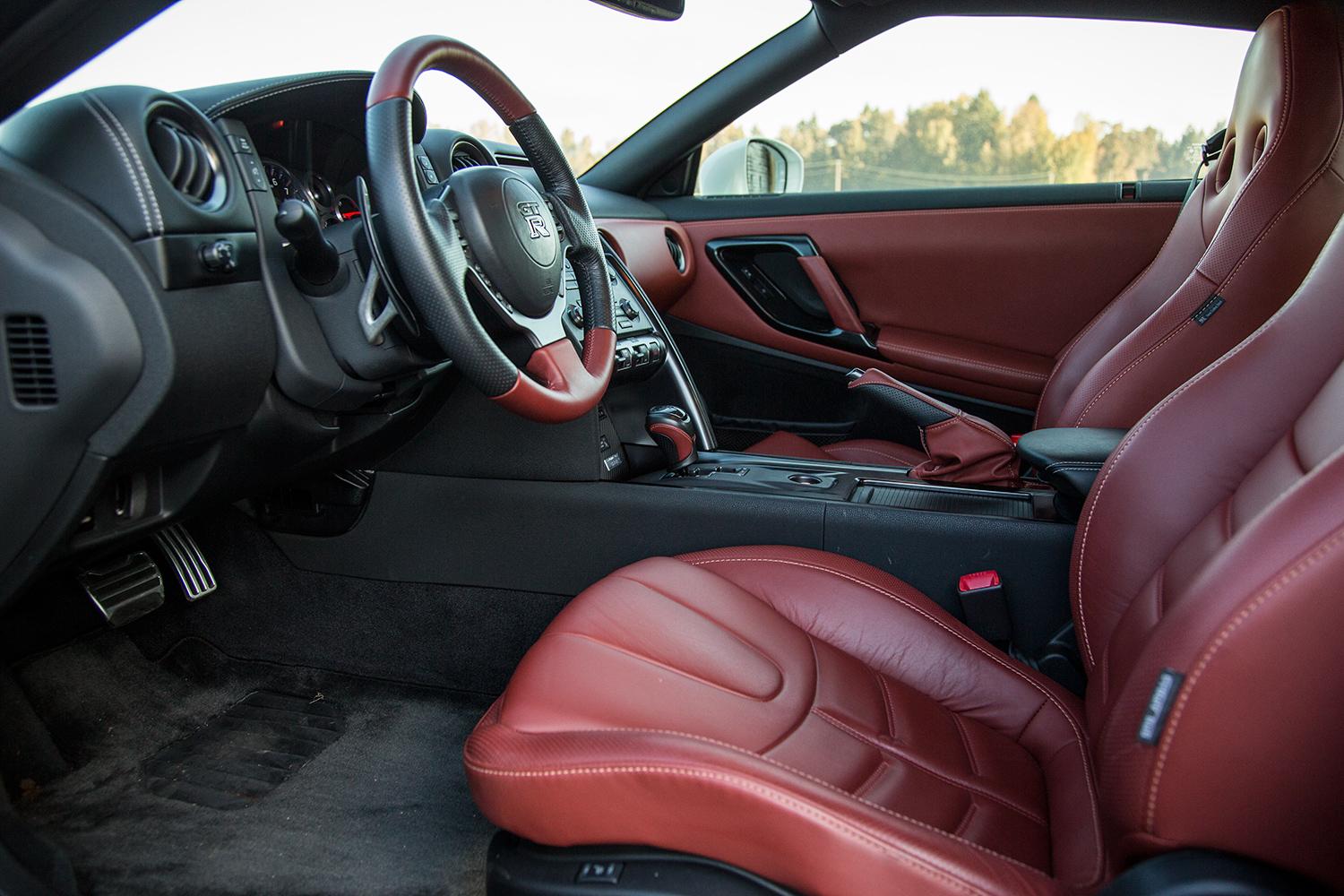 Nissan GT R front interior