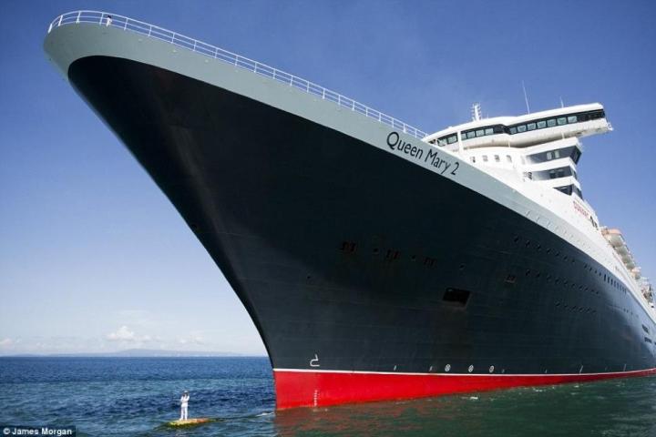 matching grandeur take photo luxury cruise ship qm2 10th anniversary 3