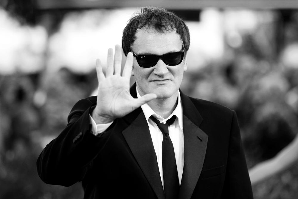 Quentin Tarantino usando óculos escuros.