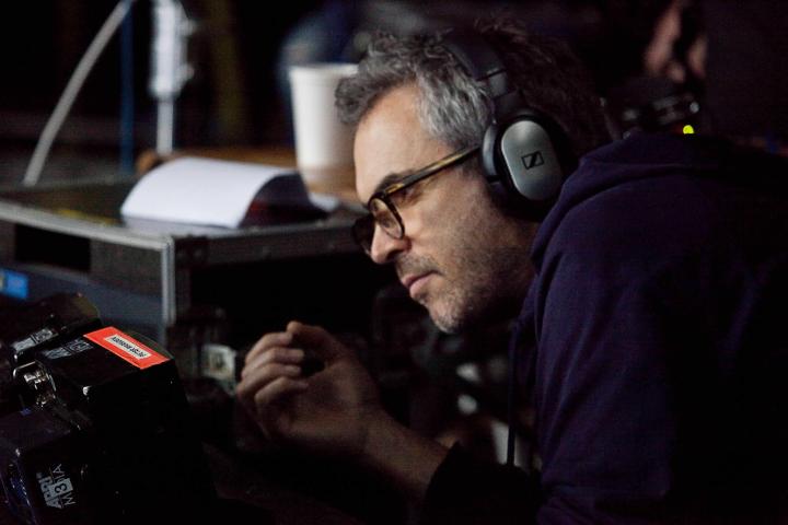 alfonso cuaron reportedly talks direct harry potter spinoff fantastic beasts
