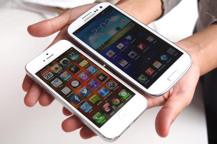 apple still bests samsung in us smartphone market iphone 5 vs galaxy s3 angle left side by