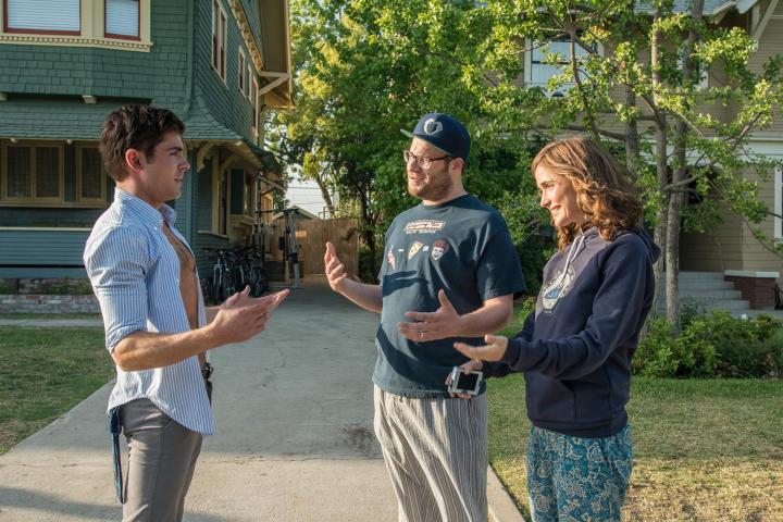 Zac Efron se levanta e conversa com Seth Rogen e Rose Byrne em Neighbours.