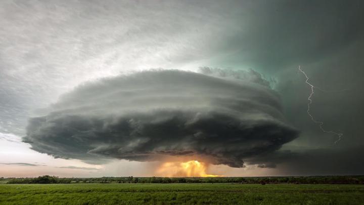 kansas photographer turns violent storms beautiful time lapse cinematography stephen locke climax supercell
