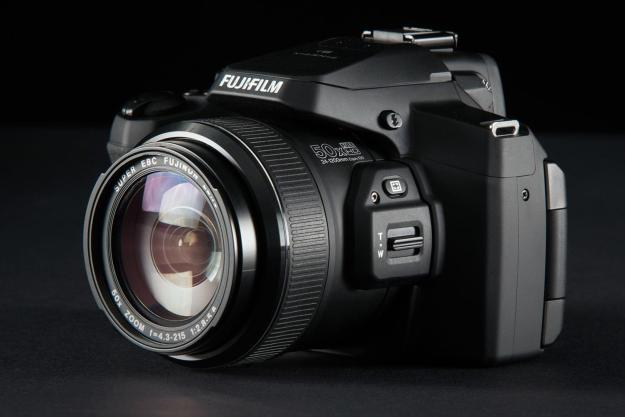 Fujifilm FinePix S1 front left angle
