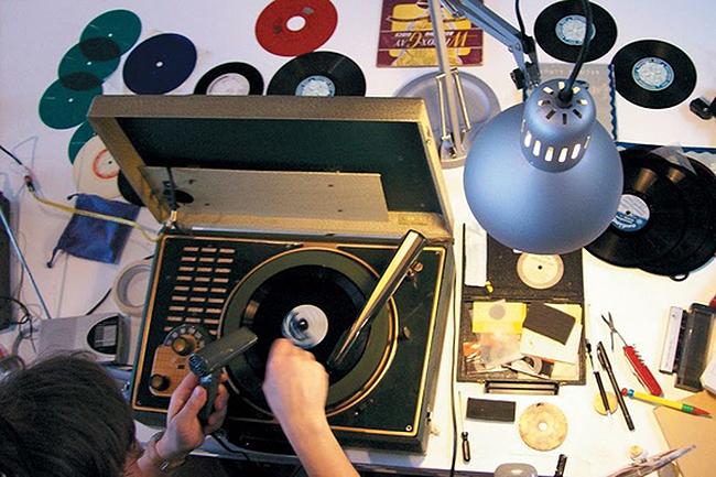 british artist cuts grooves into cds to make them turntable ready aleksander kolkowski s wilcox gay recordette