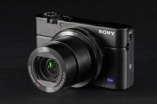 Sony Cybershot RX100 Mark III front angle lens extended