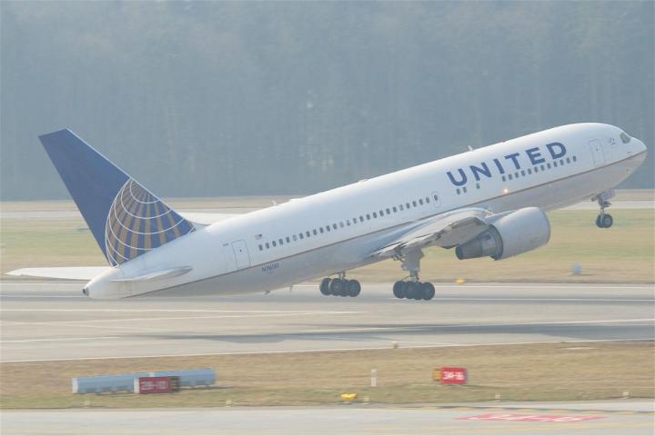 passenger planes can by hacked using on board wi fi united airlines