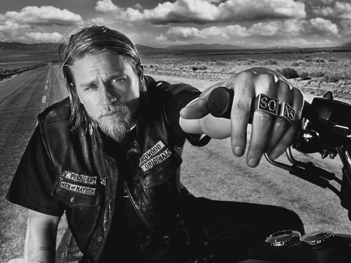 charlie hunnam play king arthur upcoming guy ritchie film sons of anarchy