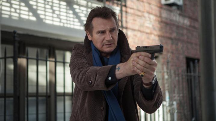 Liam Neeson sostiene su arma en A Walk Among the Tombstones.