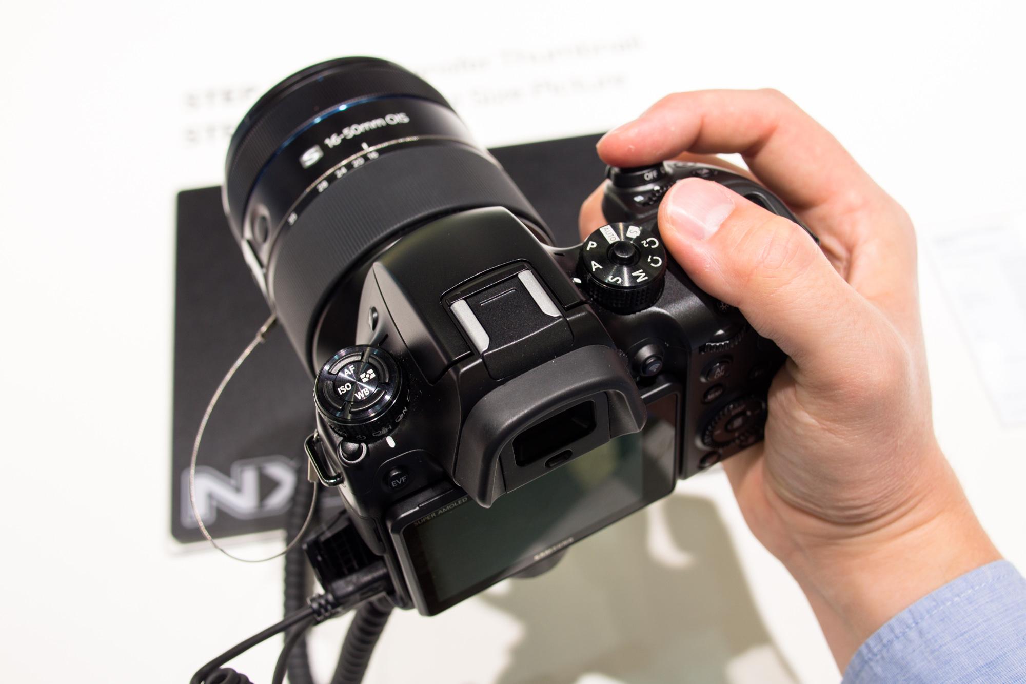 samsungs nx1 4k shooting beast puts mirrorless competition shame samsung in hand