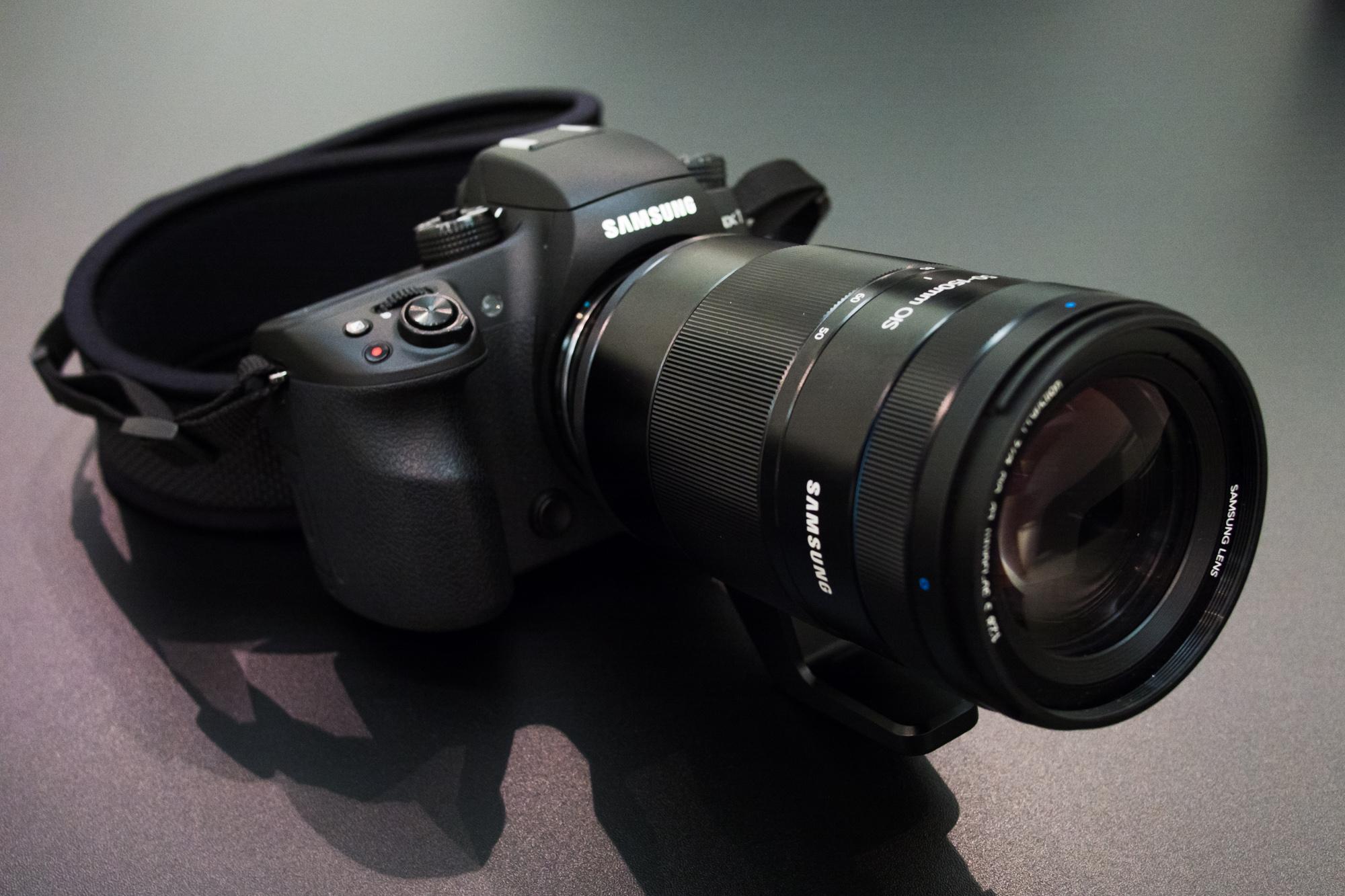 samsungs nx1 4k shooting beast puts mirrorless competition shame samsung with 50 150 front