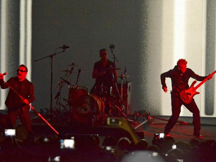 u2 play significant part apples iphone event tuesday