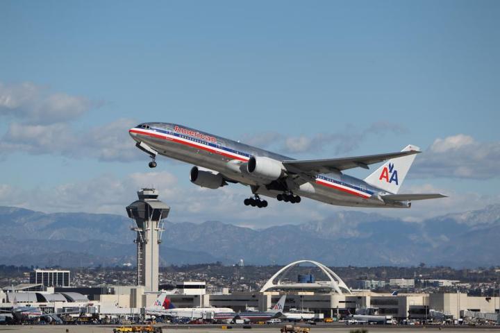 american airlines provides cabin crews samsung phablets