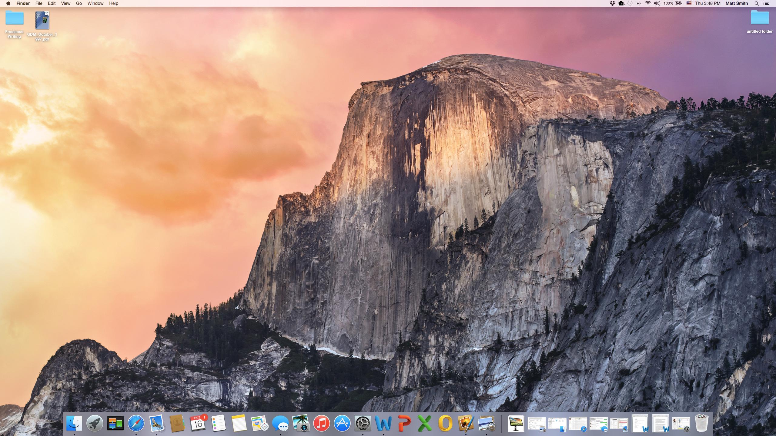 Sistema operacional OS X Yosemite Mac da Apple, com a área de trabalho e vários ícones visíveis.