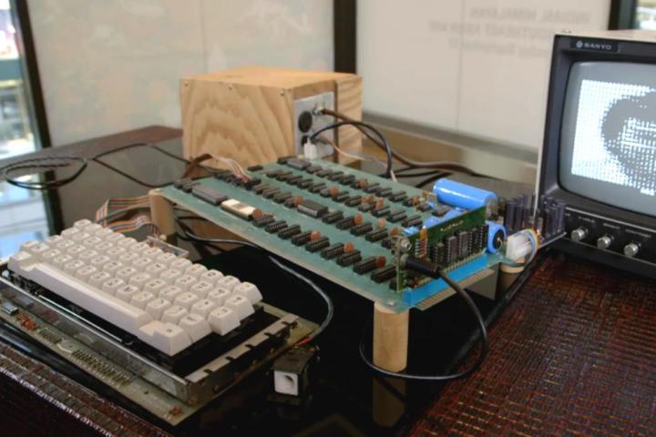one of apples first computers fetches a whopping 905000 at auction apple 1 bonhams