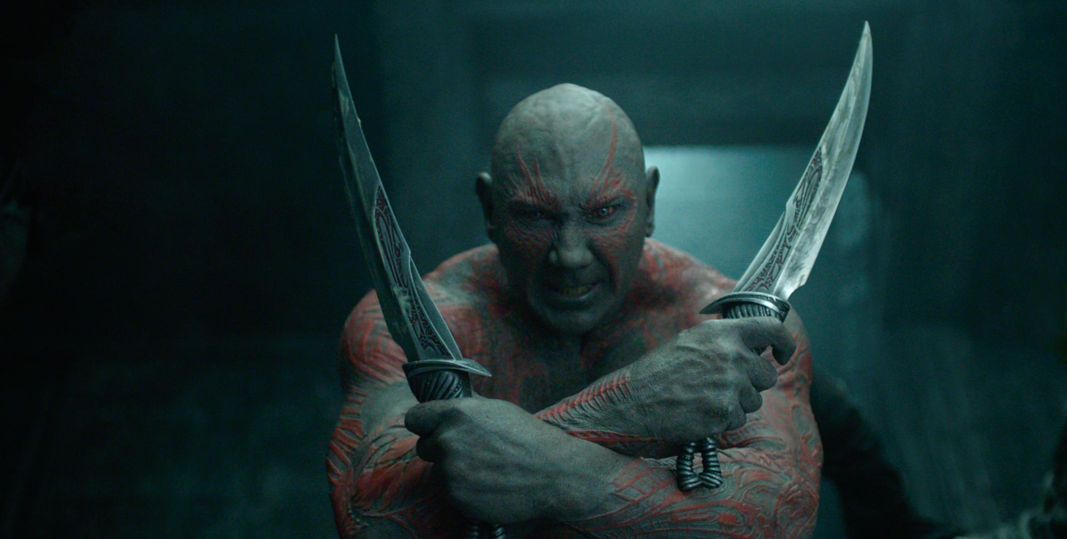 Drax luta com facas em Guardiões da Galáxia.
