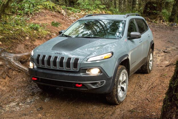 2015 Jeep Cherokee Trailhawk front angle 4