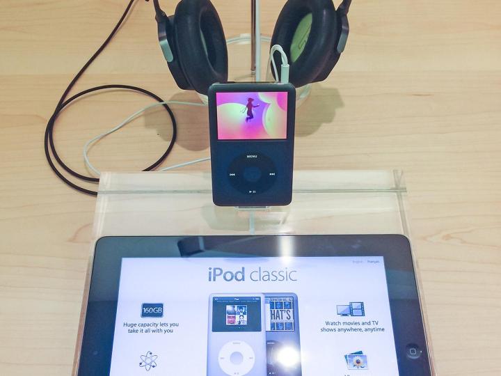 apple deleted non itunes music off ipods for two years answers it in court ipod classic